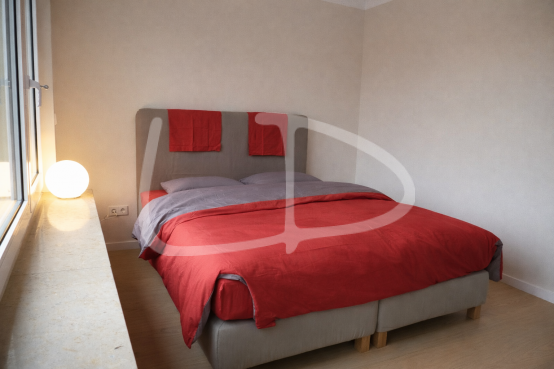 Chambre minimaliste aux accents rouges.png